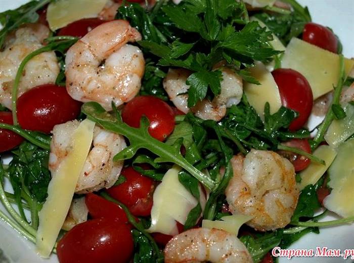 Салат рукола з креветками та помідорами чері