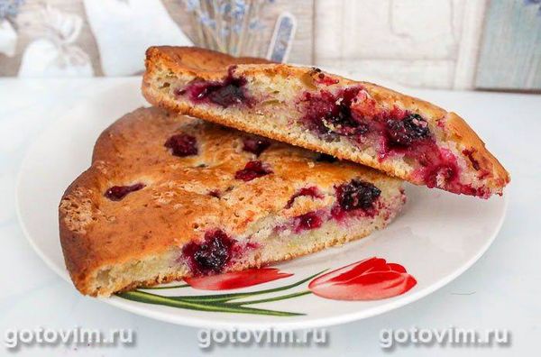 Легкий пиріг із чорною смородиною . Фотографія рецепта