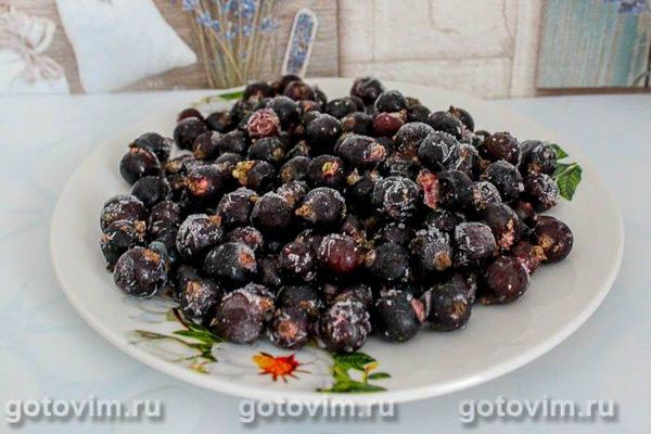 Легкий пиріг із чорною смородиною 