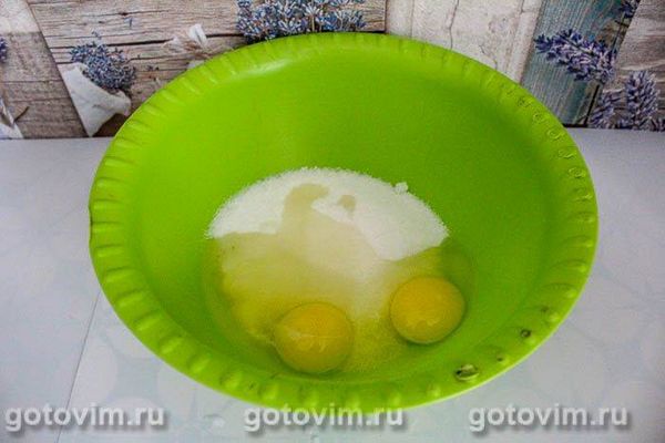 Легкий пиріг із чорною смородиною 