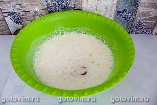 Легкий пиріг із чорною смородиною 