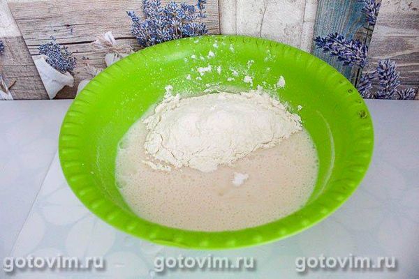 Легкий пиріг із чорною смородиною 