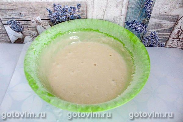 Легкий пиріг із чорною смородиною 