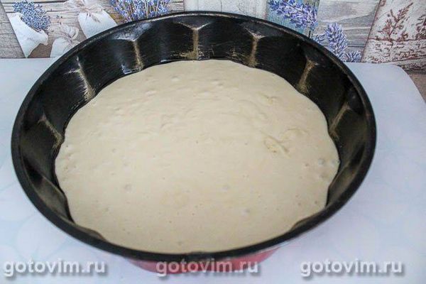 Легкий пиріг із чорною смородиною 