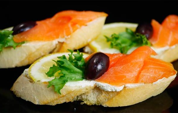 бутерброд з червоною рибою