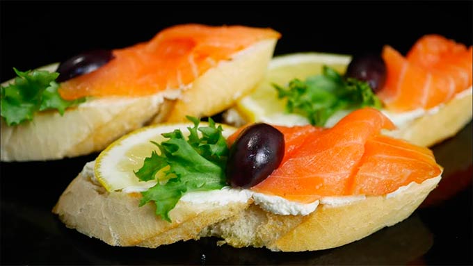 бутерброд з червоною рибою